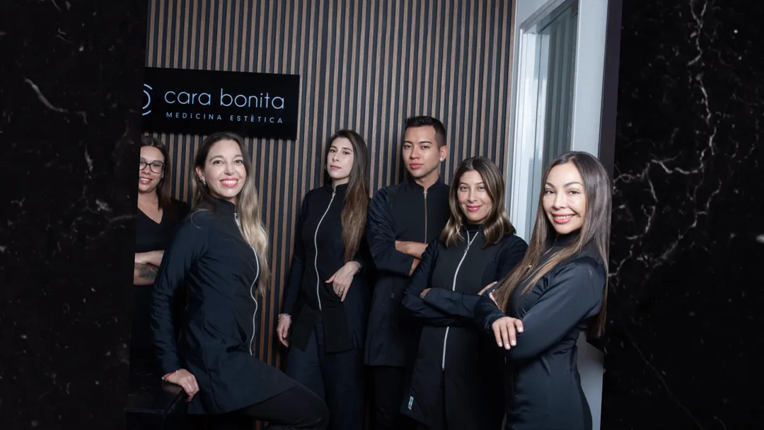 El equipo de Cara Bonita en una pieza audiovisual de la clínica